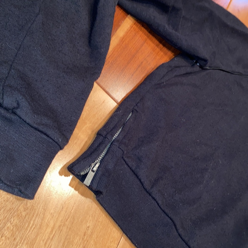 LIKE NEW- ABERCROMBIE & FITCH FAUX LEATHER ZIPPER ACCENT FLEECE CREWNECK- MEDIUM - Picture 3 of 6